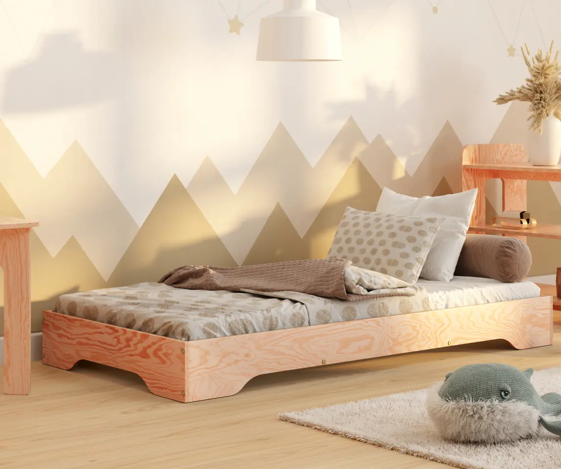 Lit simple en bois pour enfant avec matelas et coussins, dans une chambre lumineuse