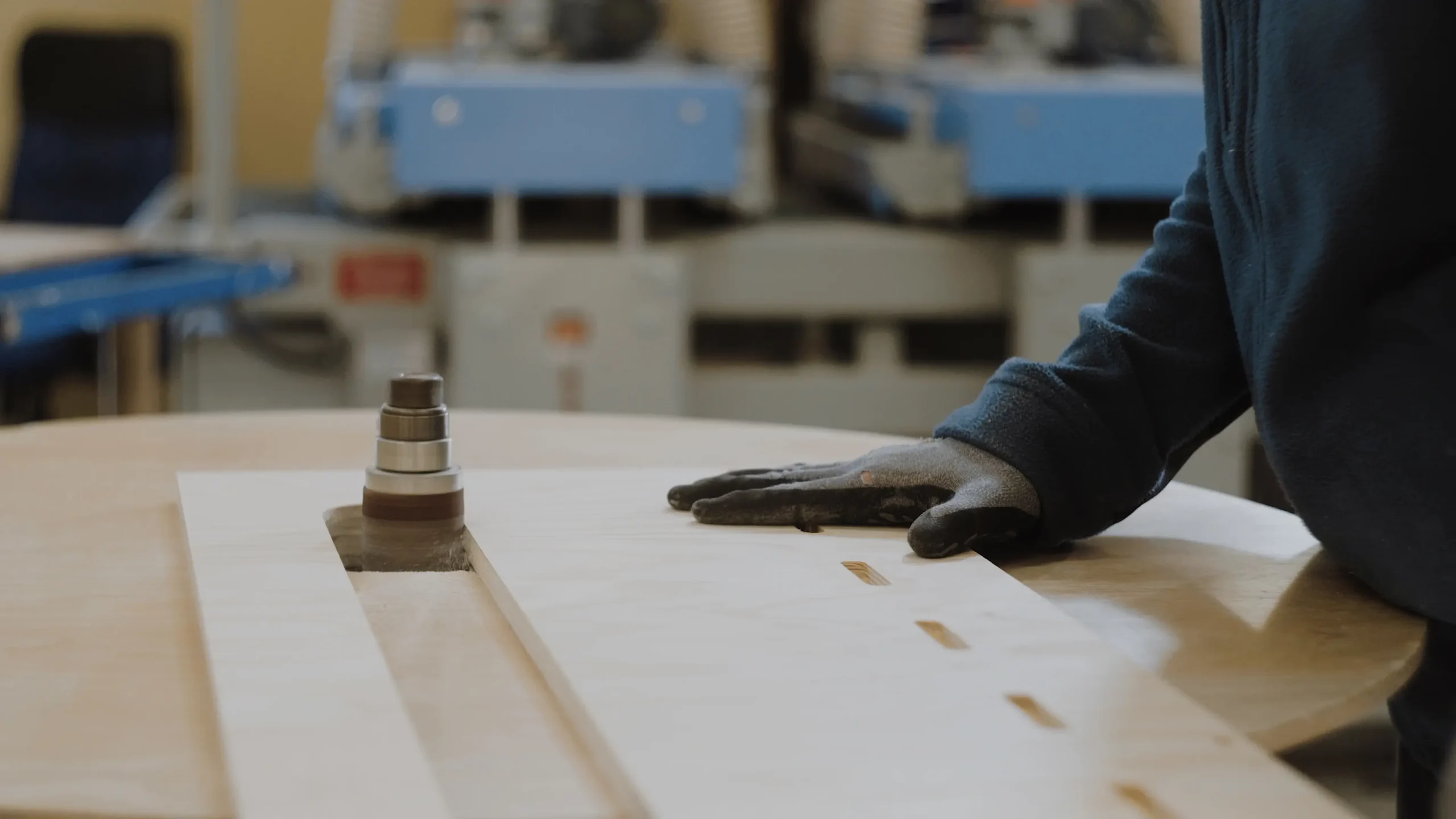 Ponçage intérieur d’une pièce en bois sur ponceuse à broche