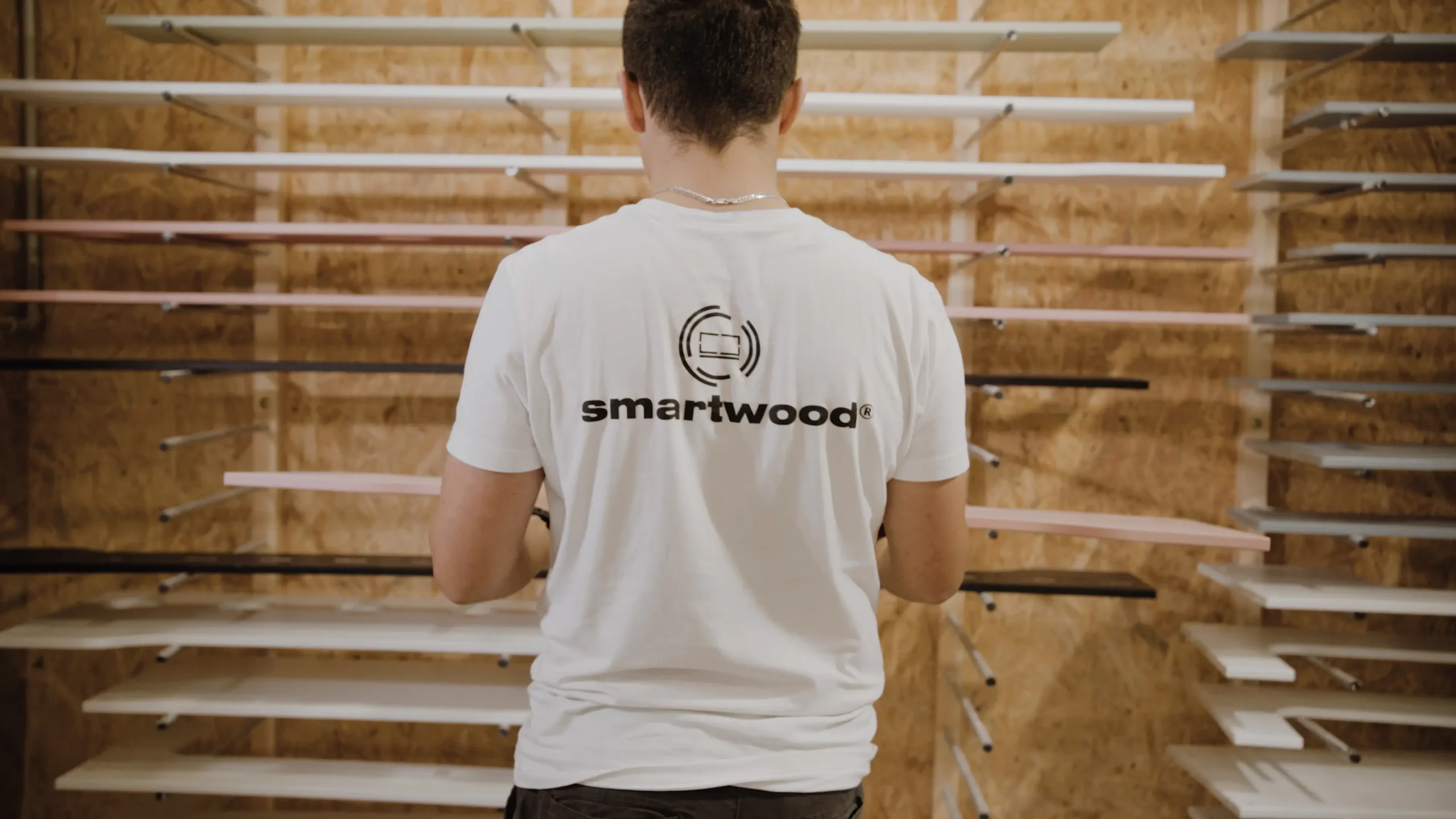 Pièce en bois peinte sur rack de séchage