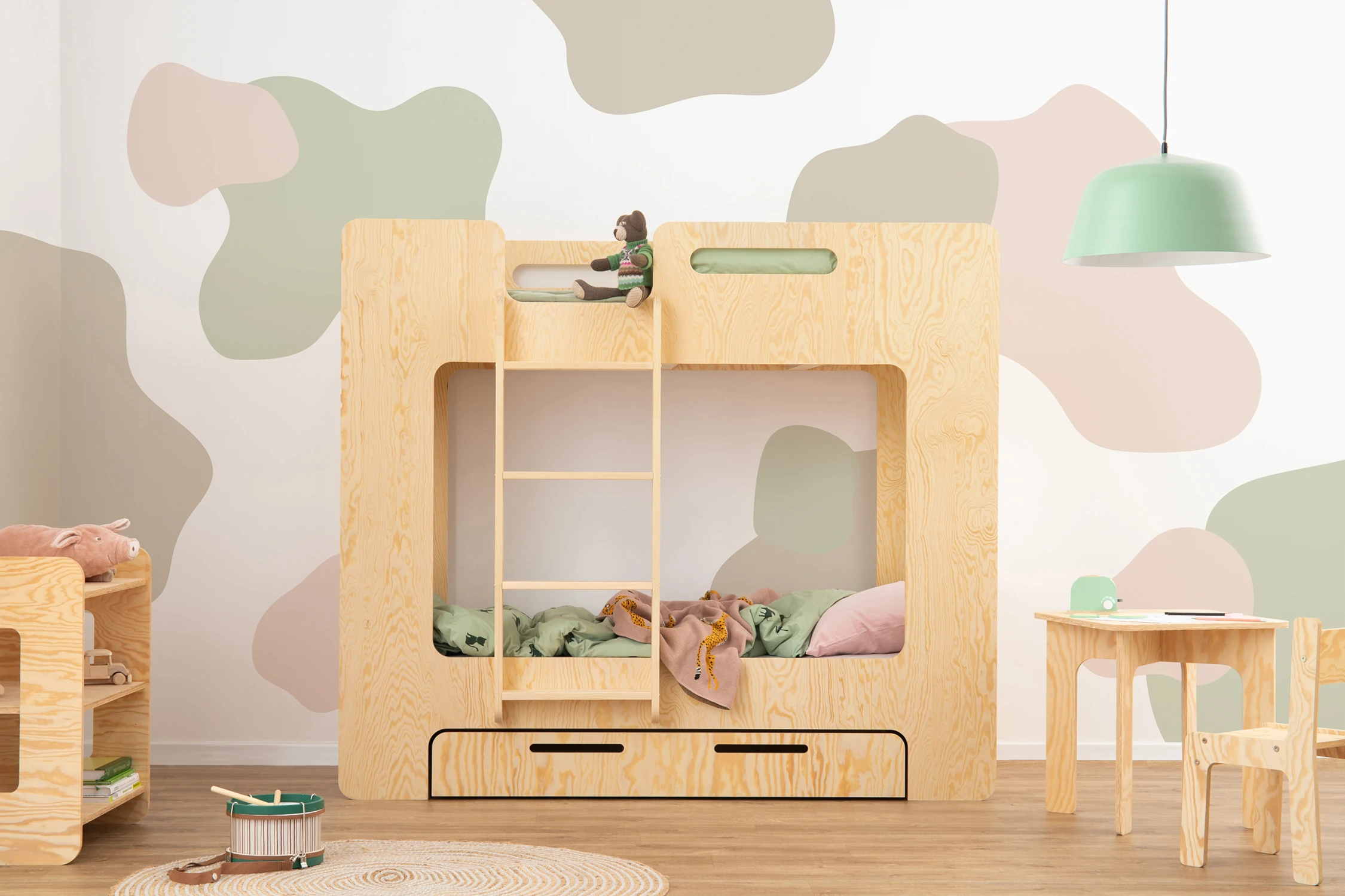 Letto a castello in legno, realizzato in compensato di pino color naturale, con scaletta a sinistra e cassetto scorrevole