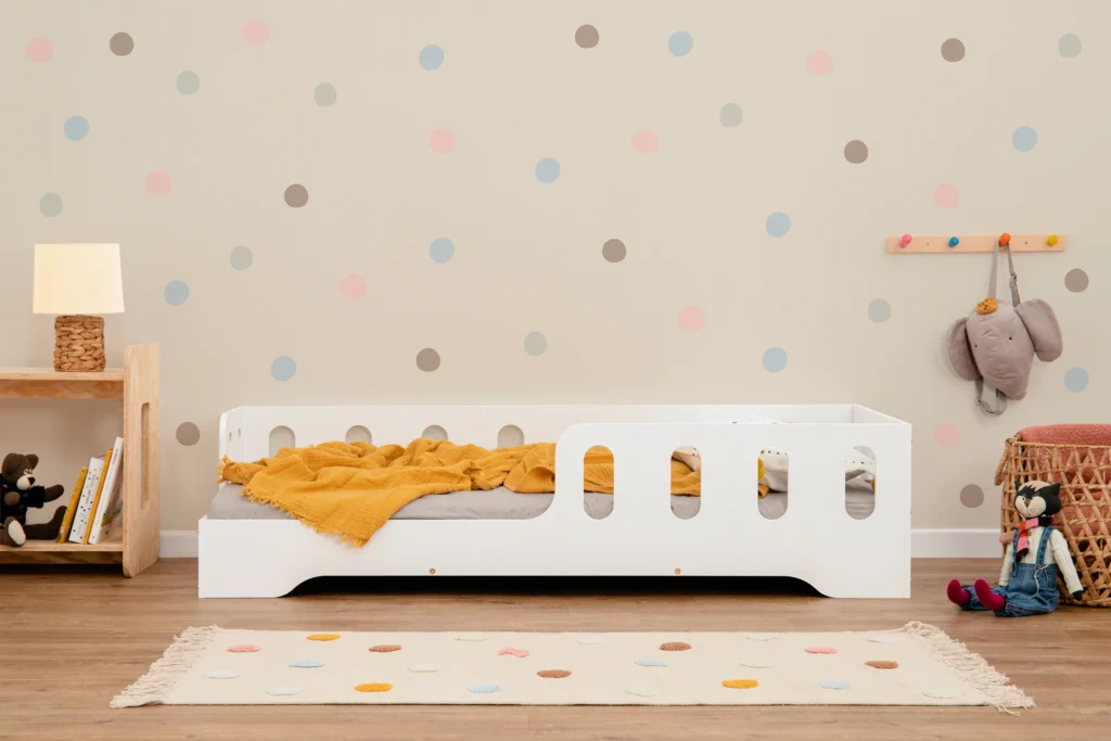 Lit en bois fabriqué en contreplaqué de pin couleur blanc avec entrée à gauche