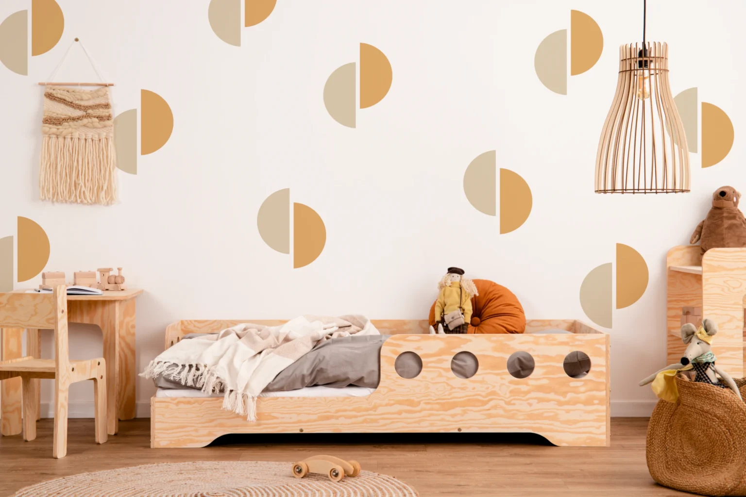 Letto singolo per bambini in legno con barriera di sicurezza e rete TILA 5 Montessori