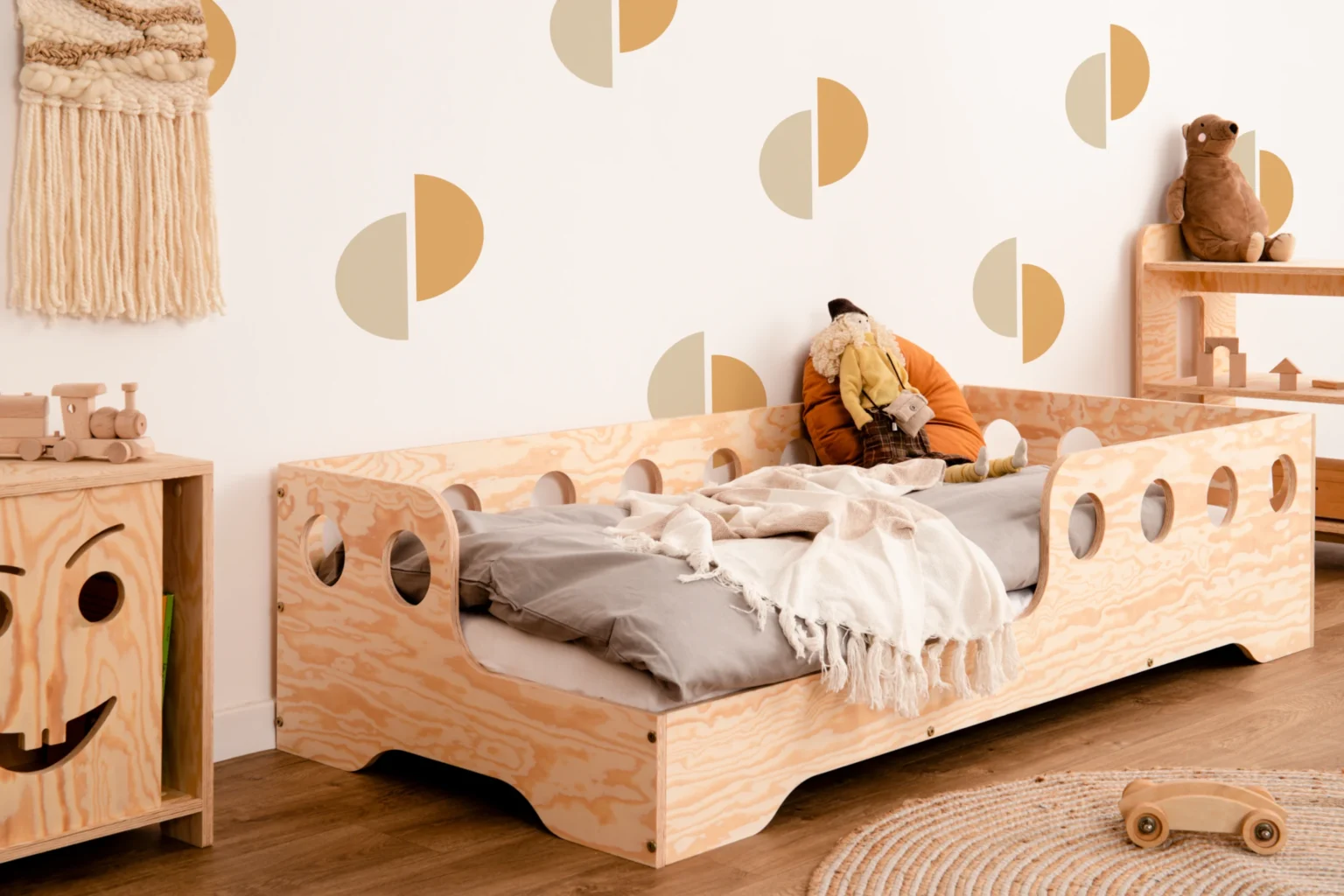 Letto per bambini Tila 5 in compensato di pino naturale, lato sinistro con sponde traforate