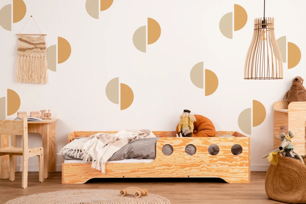 Lit en bois fabriqué en contreplaqué de pin couleur bois verni avec entrée à gauche