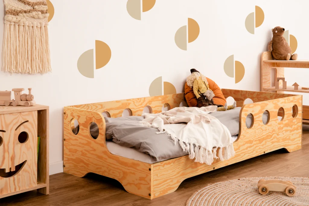 Lit en bois fabriqué en contreplaqué de pin couleur bois verni avec entrée à gauche