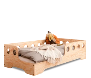 Letto in legno realizzato in compensato di pino color legno naturale con ingresso a sinistra