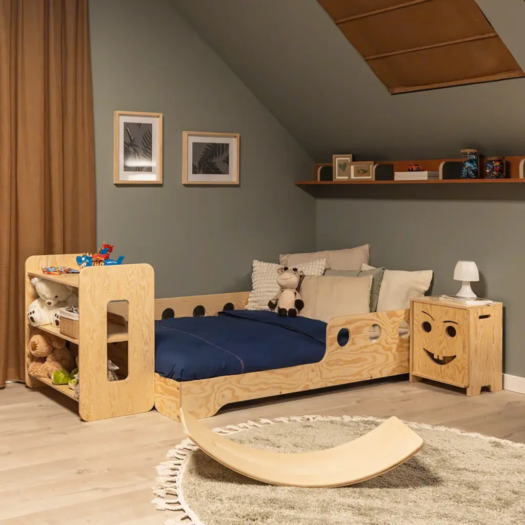 Letto per bambini Tila 5 di Smartwood in una cameretta arredata, con struttura in legno naturale, sponde di sicurezza e pratici vani portaoggetti integrati.