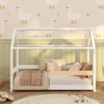 Letto per bambini in legno a forma di casetta, realizzato in pino bianco con sponde laterali