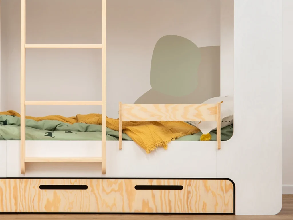 Barrière de protection en bois pour lit d’enfant fabriquée en contreplaqué de pin de couleur bois naturel