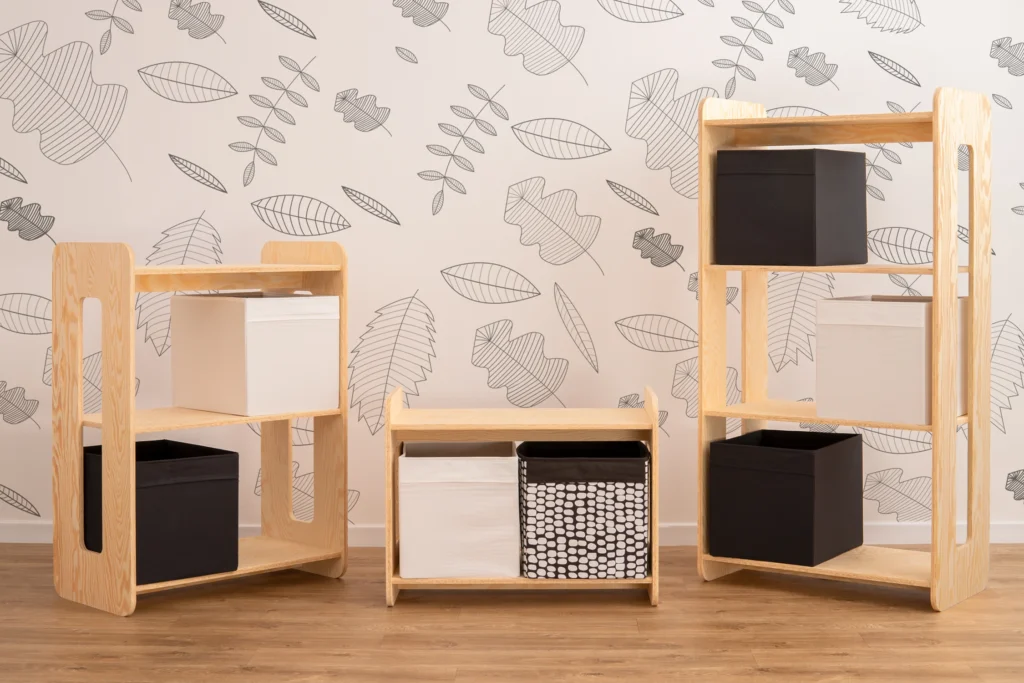 Tre librerie in legno di diverse dimensioni in colore legno naturale