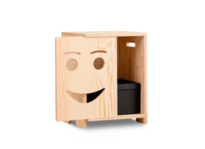 Armoire en bois avec des portes en forme de visage souriant s’ouvrant vers la gauche