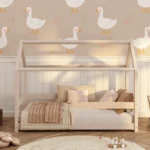 Letto per bambini in legno a forma di casetta, realizzato in legno di pino color cashmere con sponde laterali