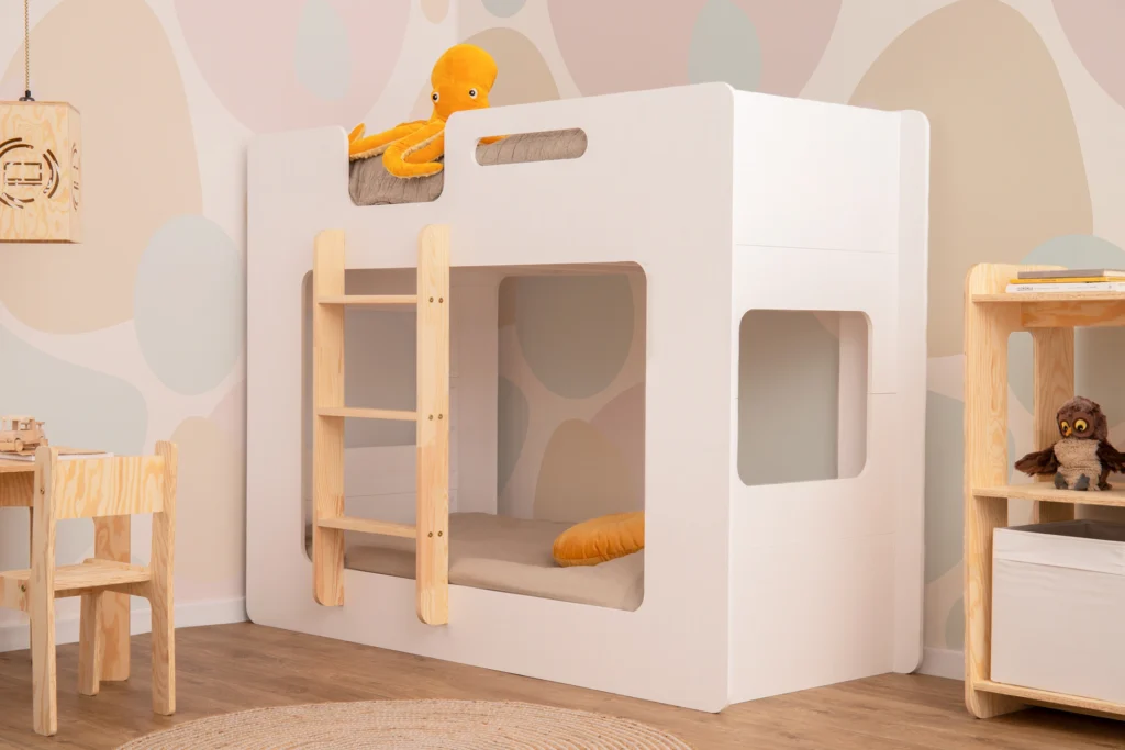 Lit superposé en bois contreplaqué de pin de couleur blanc avec une échelle à gauche