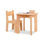 Set per bambini in legno composto da tavolo e sedia realizzati in compensato di pino
