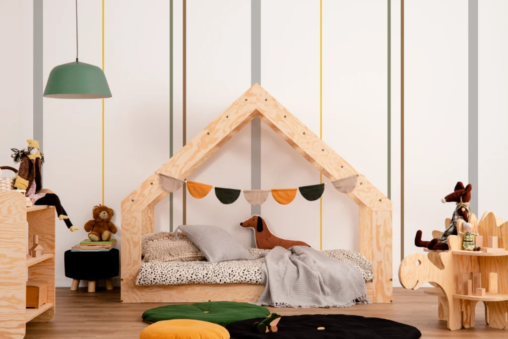 Lit enfant en forme de maison en fabriqué contreplaqué de pin couleur bois naturel avec une fenêtre dans le toit
