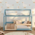 Letto per bambini in legno a forma di casetta, realizzato in legno di pino di colore blu con sponde laterali
