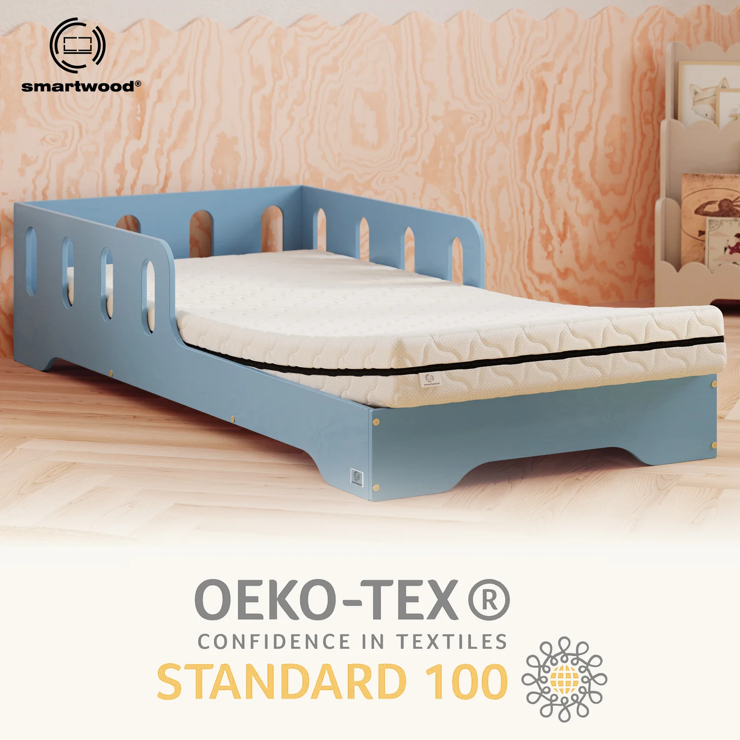 Materasso posizionato su un letto in legno blu con etichetta Oeko-Tex Standard 100 che ne conferma la qualità
