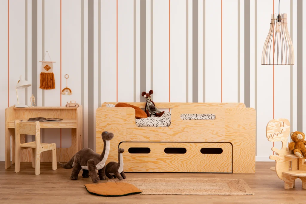 Lit en bois fabriqué en contreplaqué de pin couleur bois verni avec entrée à gauche et tiroir