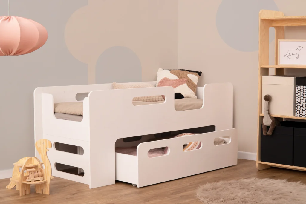 Lit en bois fabriqué en contreplaqué de pin couleur blanche avec entrée à droite et tiroir