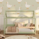 Letto per bambini in legno a forma di casetta, realizzato in legno di pino di colore verde con sponde laterali