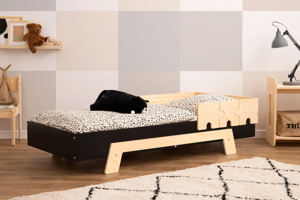 Lit en bois fabriqué en contreplaqué de pin avec une barrière en forme de puzzle en noir