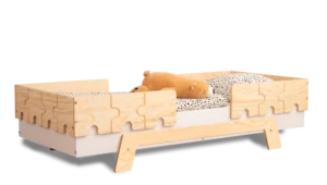 Lettino in legno realizzato in compensato di pino con sponde a forma di puzzle di colore bianco