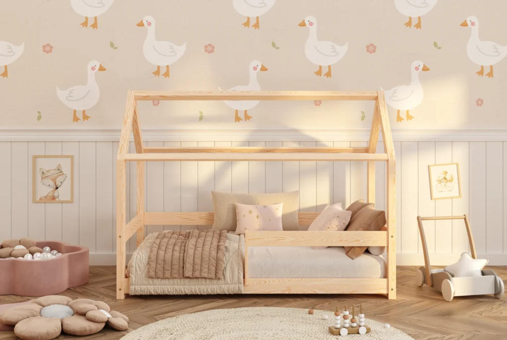 Letto per bambini in legno a forma di casetta, realizzato in pino con finitura in colore naturale e dotato di sponde laterali