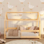 Letto per bambini in legno a forma di casetta, realizzato in pino verniciato color legno con sponde laterali