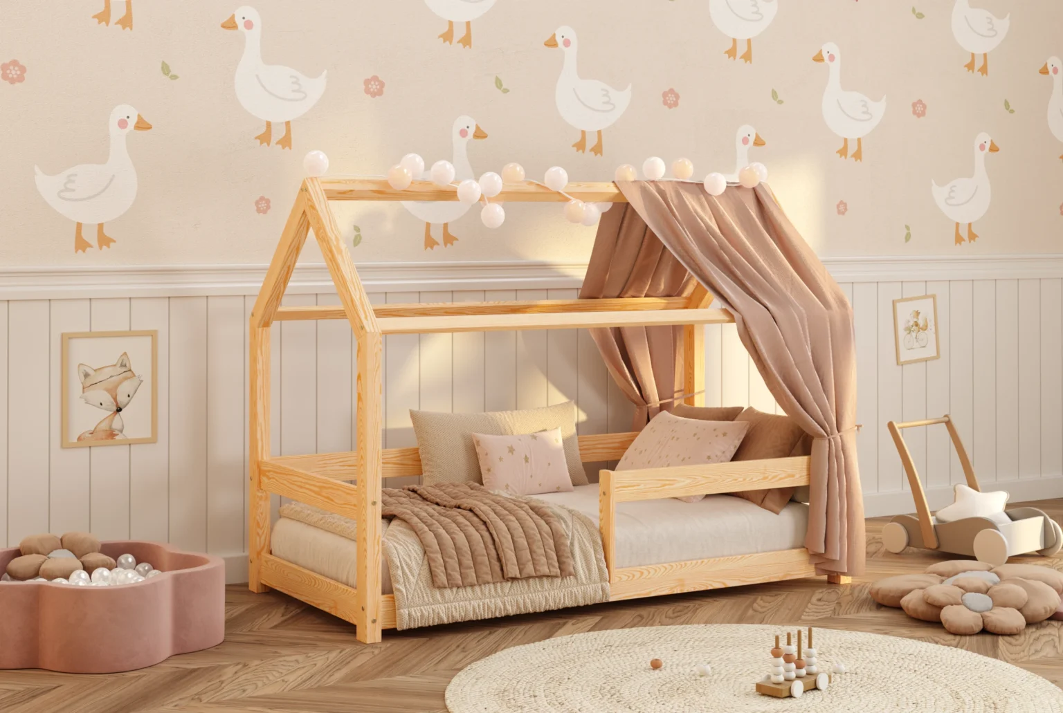 Letto a casetta Milo in legno naturale con tenda, lucine e sponda in cameretta con oche