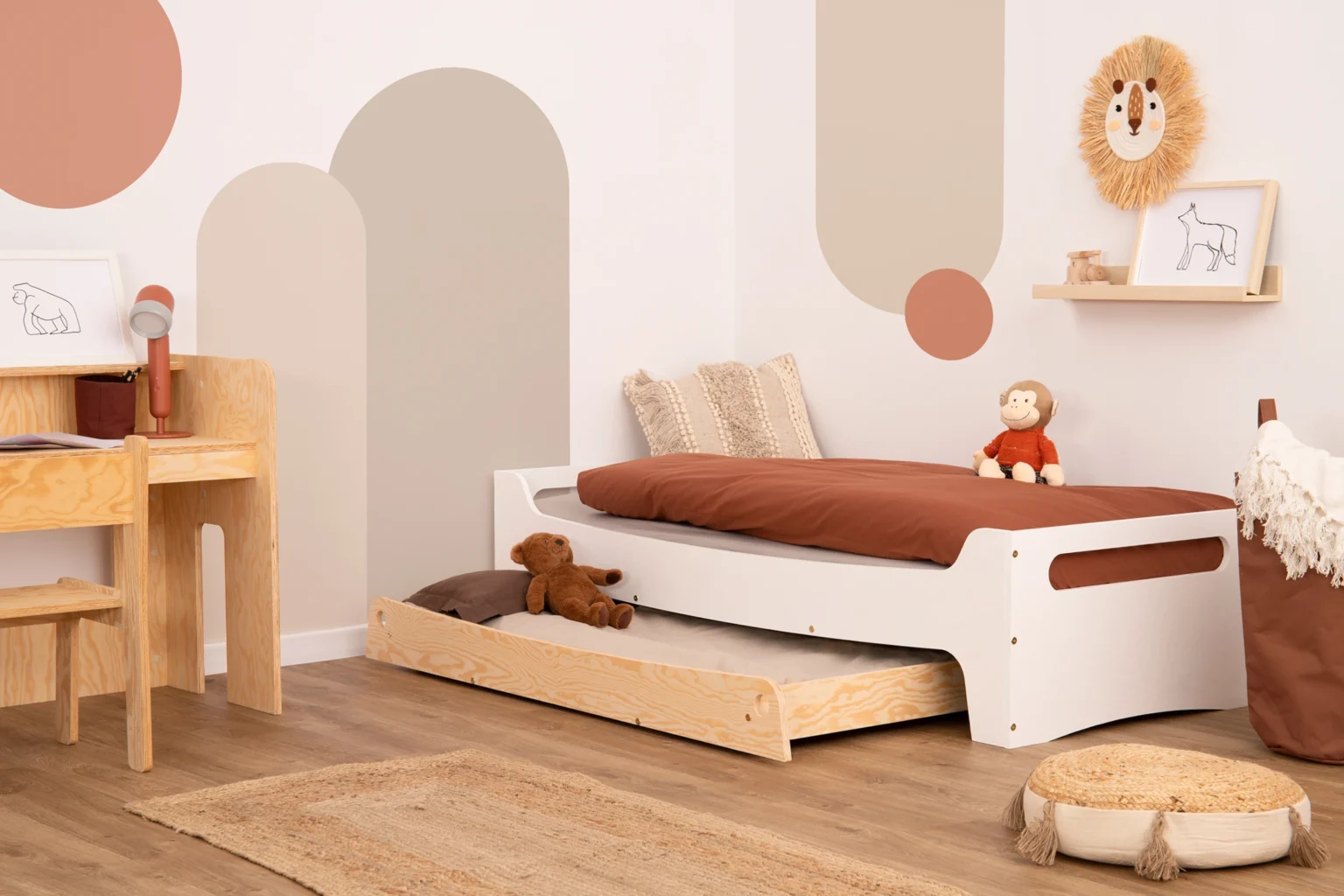 Letto per bambini TILA 10 bianco con cassetto estraibile in cameretta luminosa dai toni terracotta e beige