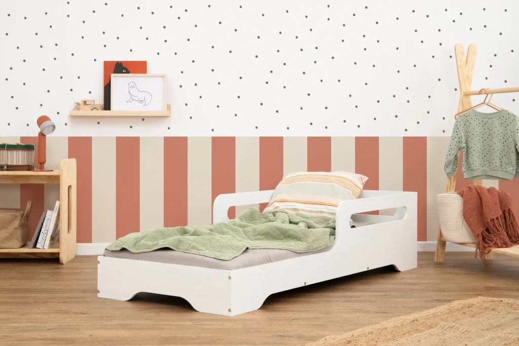 Lit pour enfant en bois fabriqué en contreplaqué de pin avec une barrière en couleur blanche