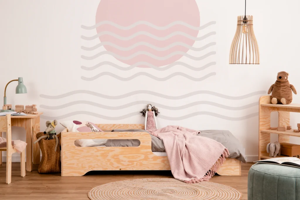 Lit pour enfant en bois fabriqué en contreplaqué de pin avec une barrière en couleur bois naturel