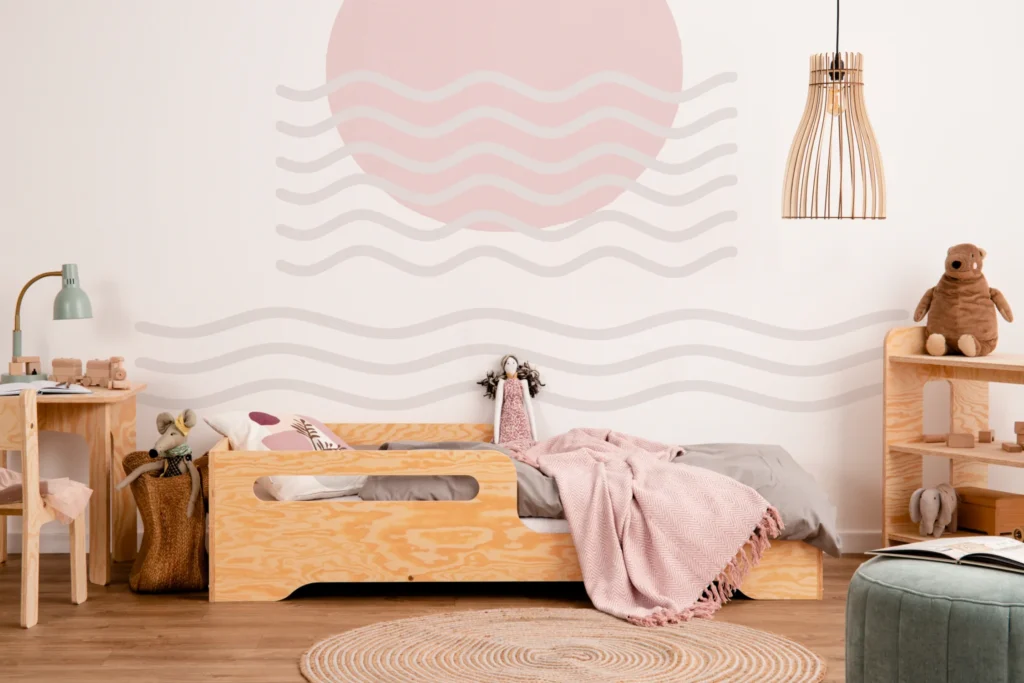 Lit pour enfant en bois fabriqué en contreplaqué de pin avec une barrière en couleur bois verni