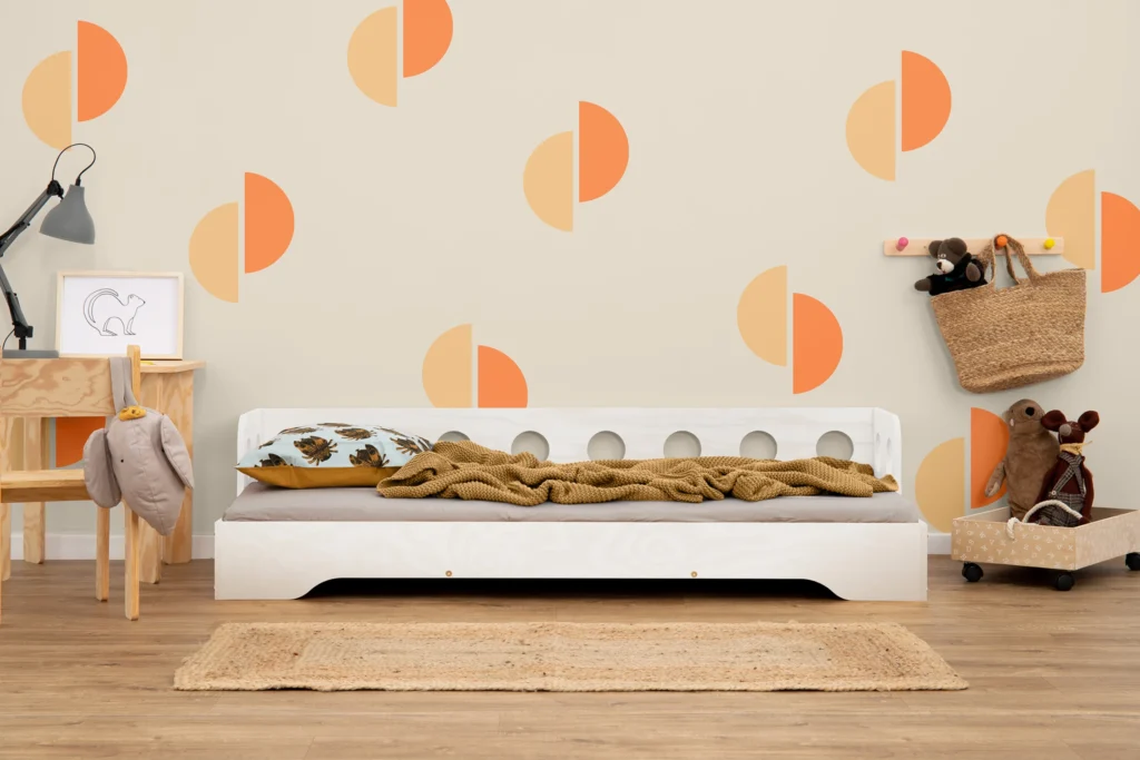 Lit en bois fabriqué en contreplaqué de pin couleur blanc avec une barrière à ouvertures rondes