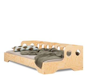 Letto in legno realizzato in compensato di pino color legno naturale con sponda dotata di fori rotondi