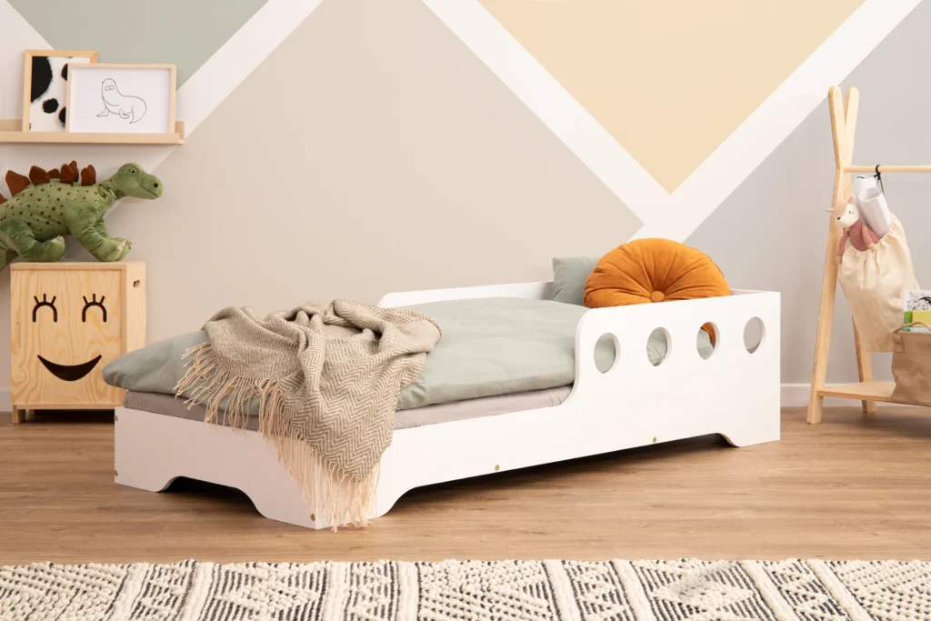 Lit en bois fabriqué en contreplaqué de pin couleur blanc avec une barrière à ouvertures rondes