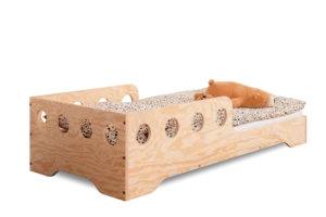 Letto in legno realizzato in compensato di pino color legno naturale con sponda dotata di fori rotondi