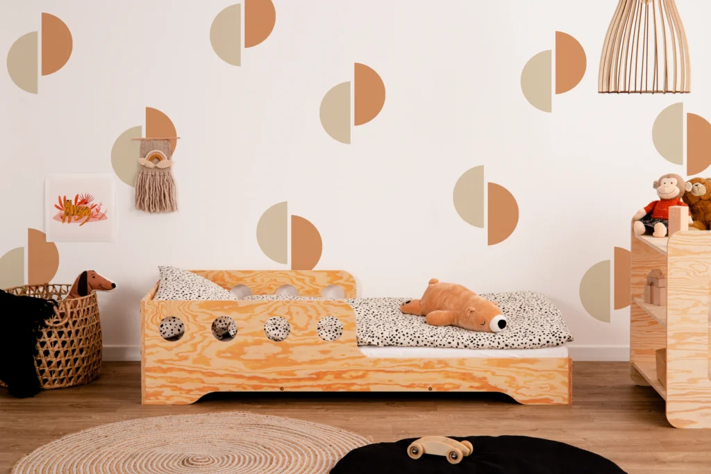 Lit en bois fabriqué en contreplaqué de pin couleur bois verni avec une barrière à ouvertures rondes