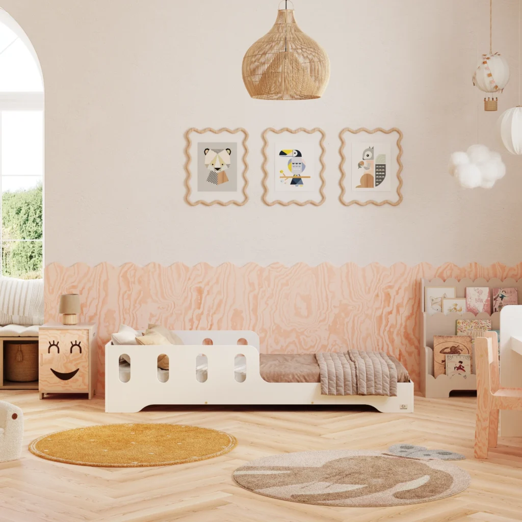 Letto in legno realizzato in compensato di pino bianco con sponda dotata di aperture