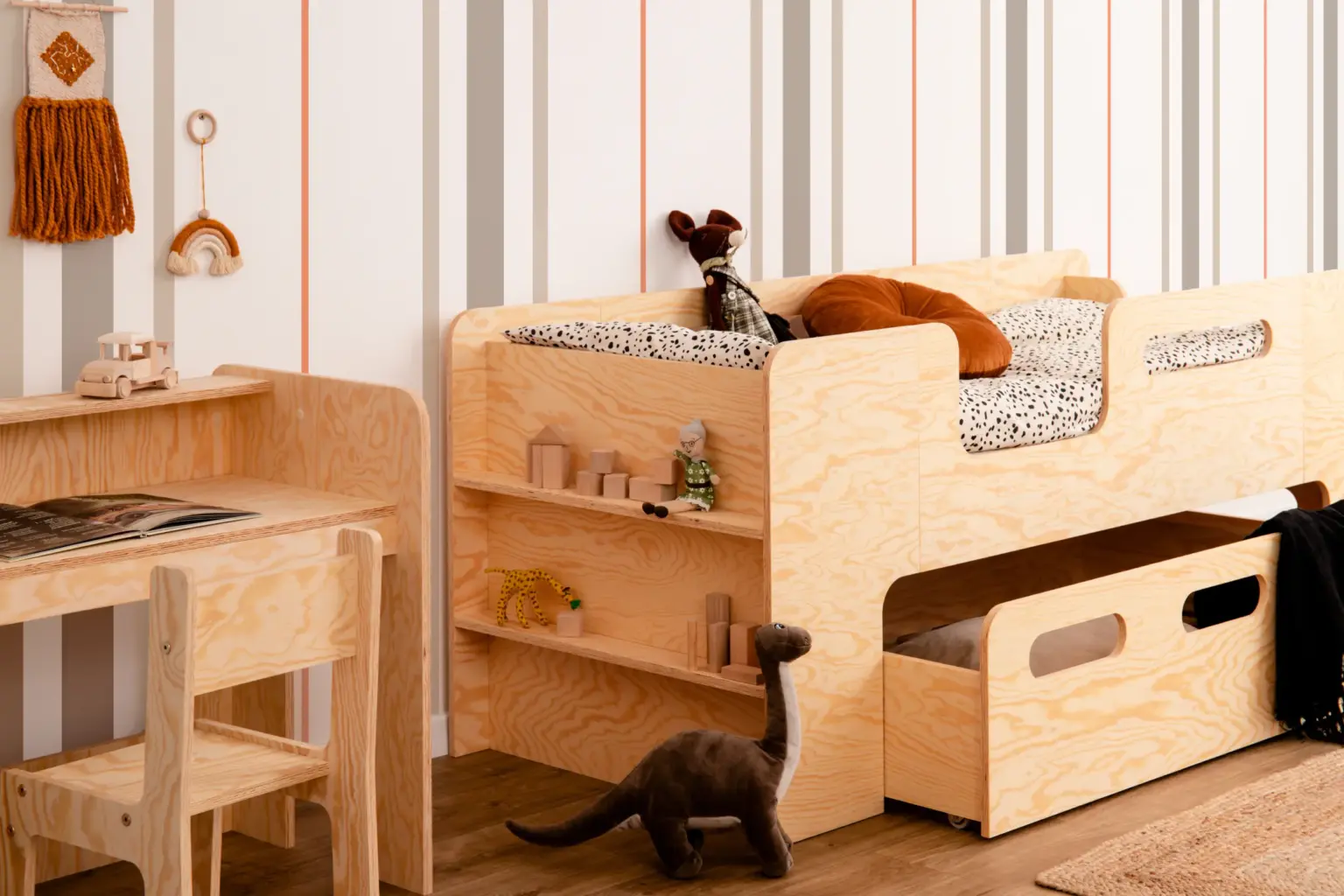 Letto per bambini PIPI in compensato di pino naturale con cassetto e ripiani laterali