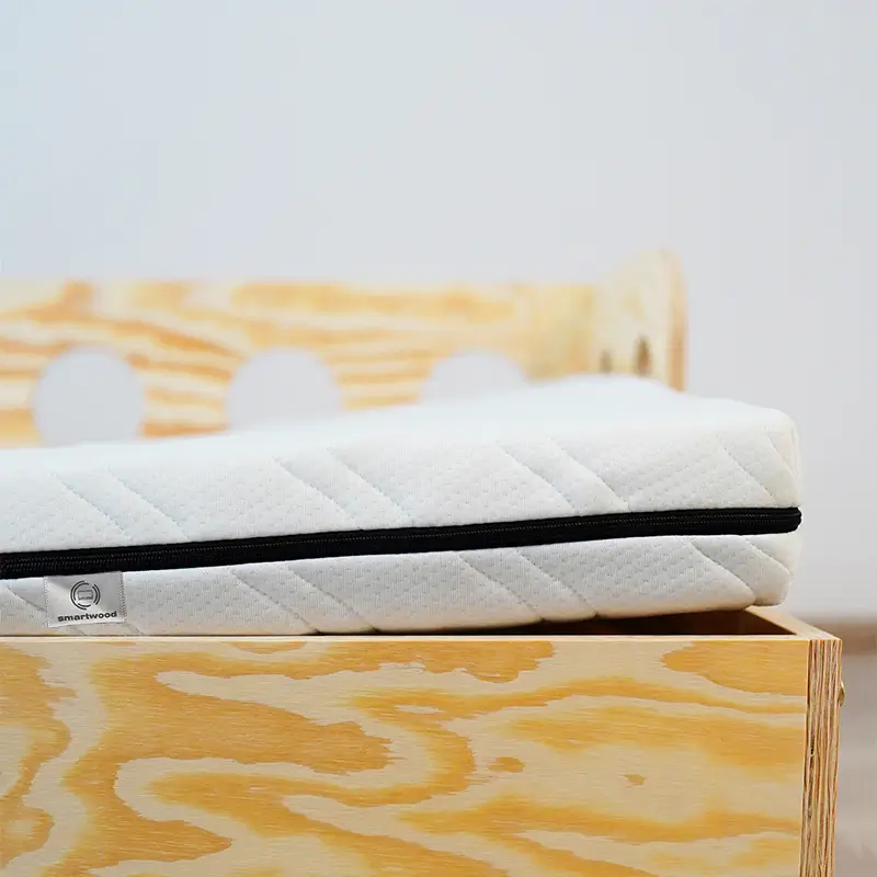 Matelas confortable pour lit enfant sur sommier en bois