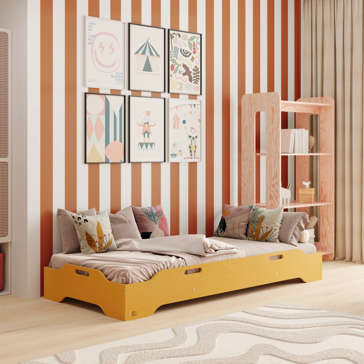 Letto per bambini Tila 8 color senape con materasso e cuscini in cameretta a righe