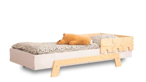Letto in legno realizzato in compensato di pino con spondina a forma di puzzle di colore bianco