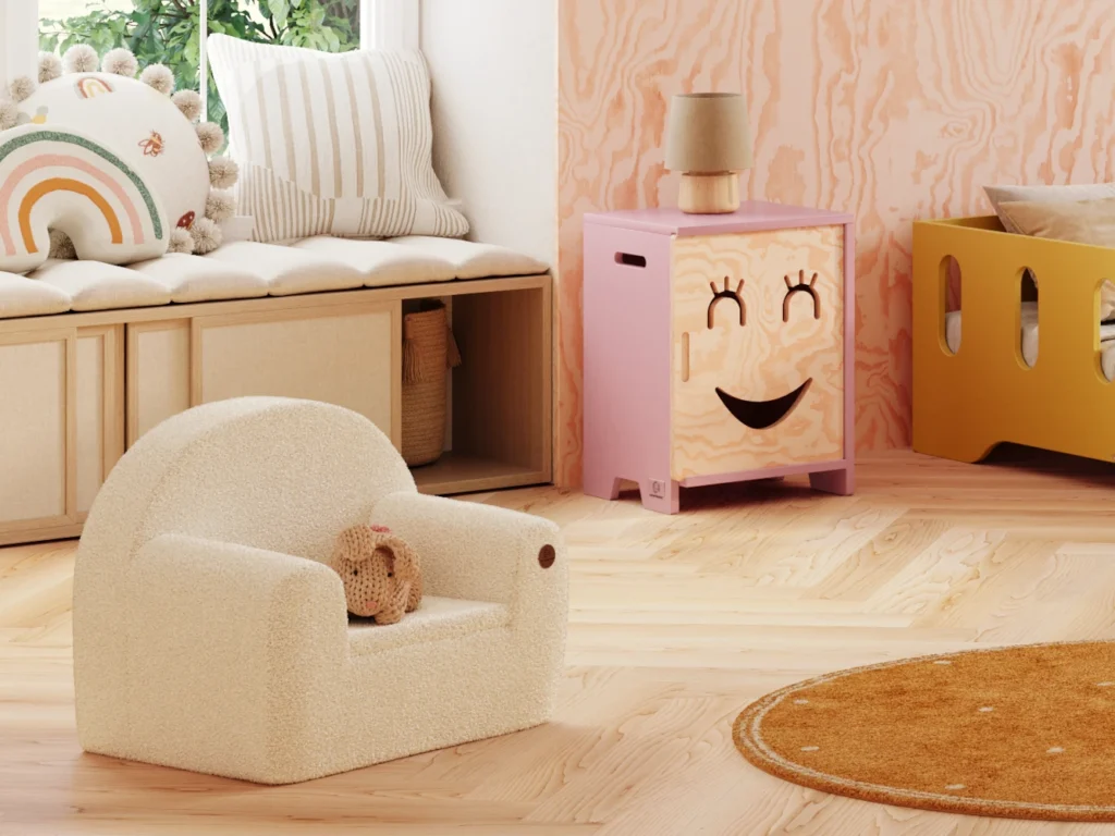 Fauteuil enfant en mousse recouvert d'un tissu agréable de couleur écru