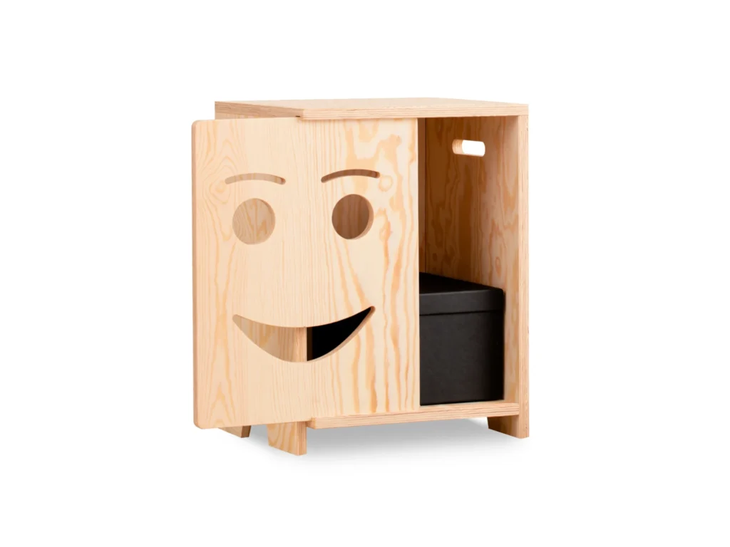 Armoire en bois avec des portes en forme de visage souriant s’ouvrant vers la gauche