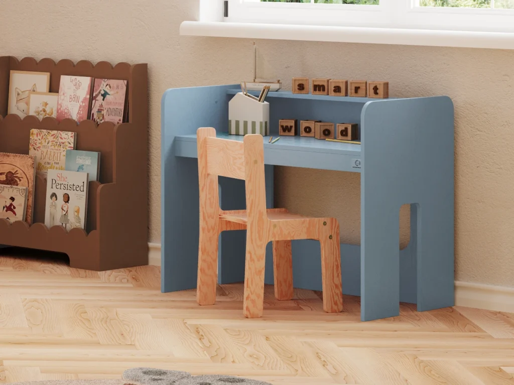 Bureau pour enfants en contreplaqué de pin de couleur bleue avec chaise pour enfant