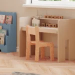 Scrivania per bambini MIMI BRK colore cashmere con sedia in legno naturale, design Montessori, mobili ecologici