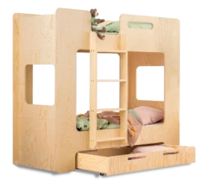 Letto a castello in legno, realizzato in compensato di pino color naturale, con scaletta a sinistra e cassetto scorrevole