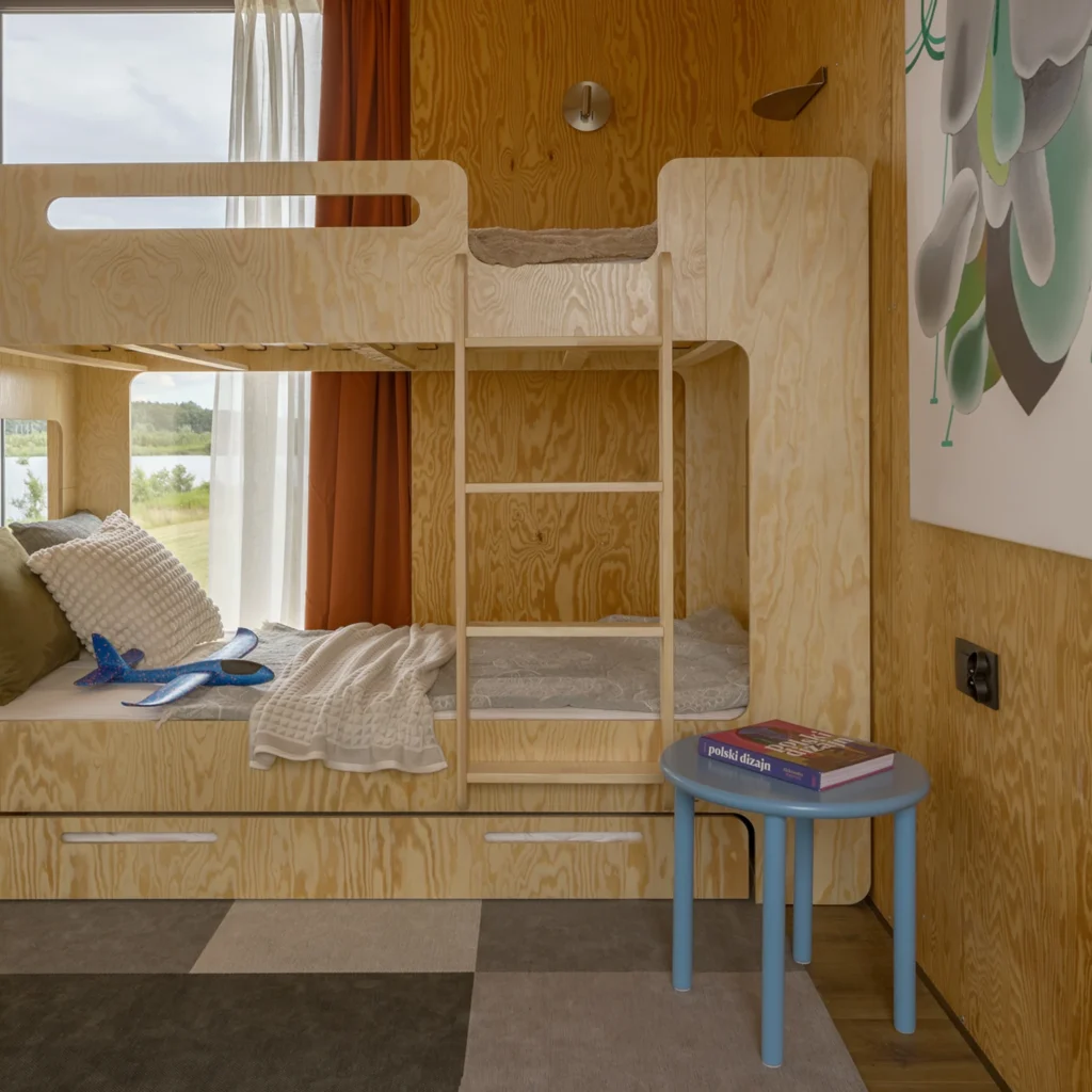 Letto a castello in legno, realizzato in compensato di pino color naturale, con scaletta a destra e cassetto scorrevole