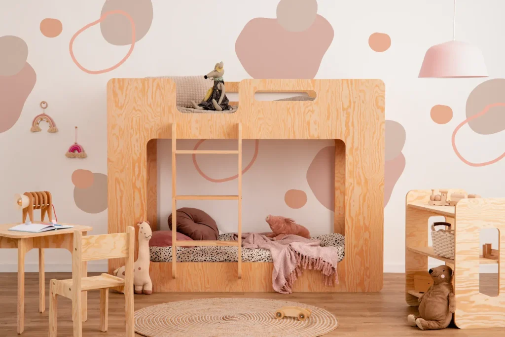 Lit superposé en bois contreplaqué de pin de couleur bois laqué avec une échelle à gauche